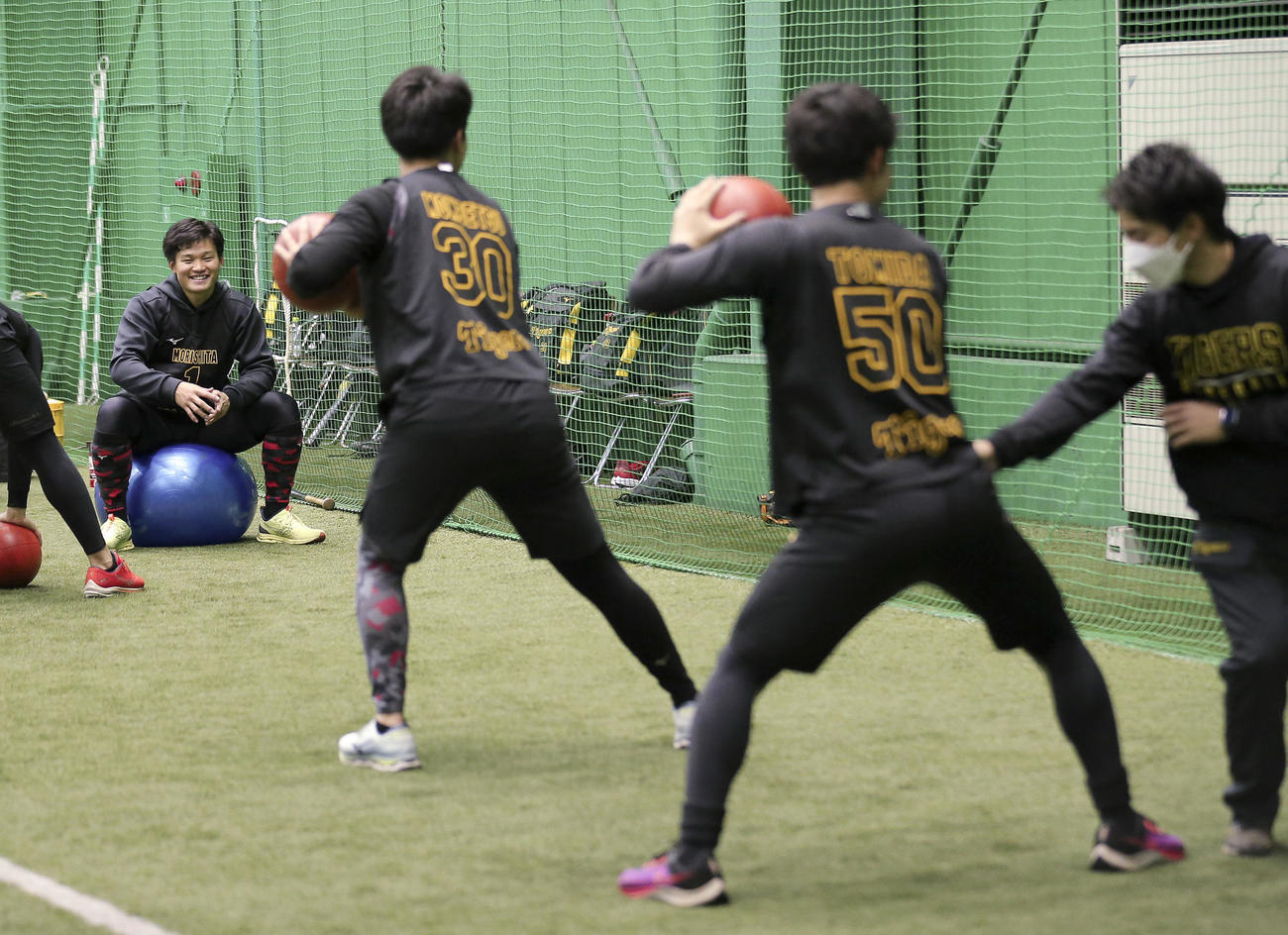 新人合同自主トレ別メニューの森下（左）（撮影・上山淳一）