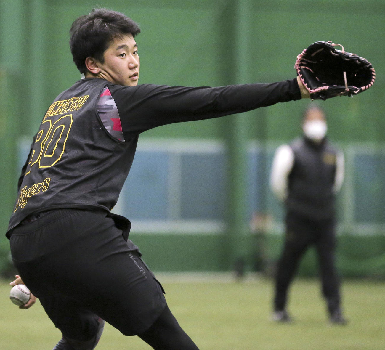新人合同自主トレでキャッチボールする門別（撮影・上山淳一）