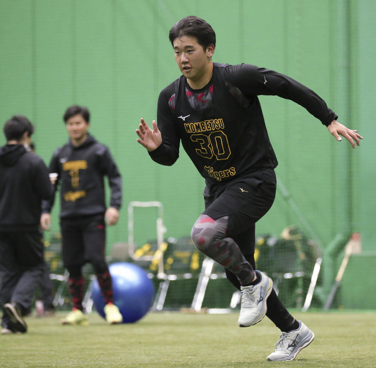 新人合同自主トレでダッシュする門別（撮影・上山淳一）
