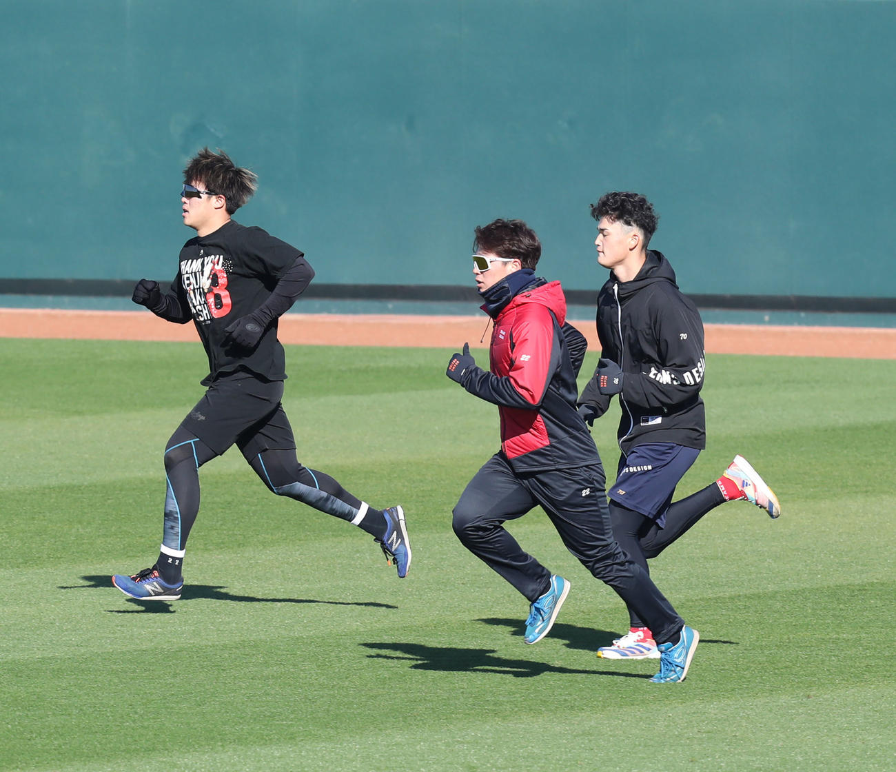 牧原巧（中央）と田上（右）とダッシュを行う井上（撮影・屋方直哉）
