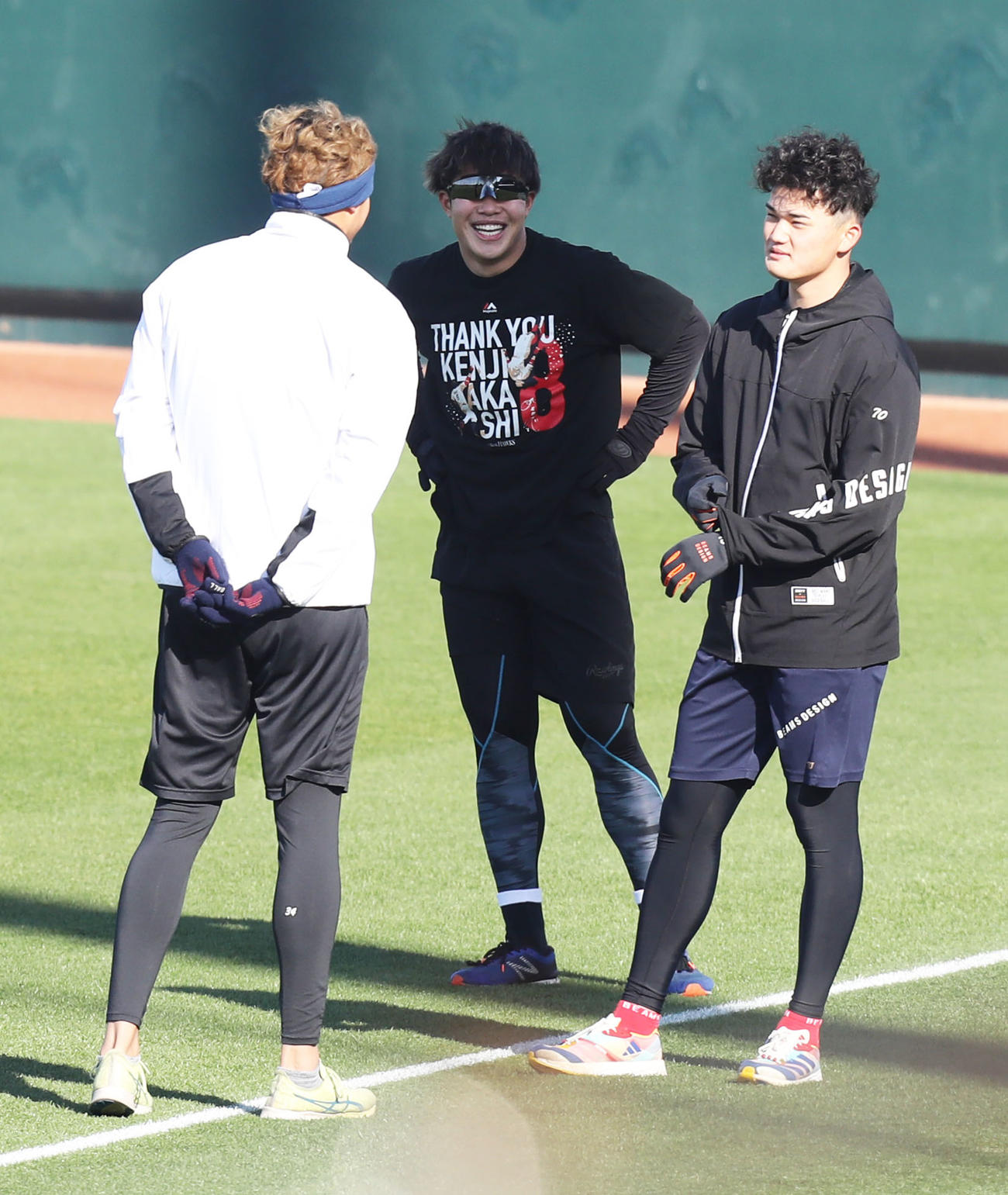 椎野（左）と田上（右）と笑顔で話す井上（撮影・屋方直哉）
