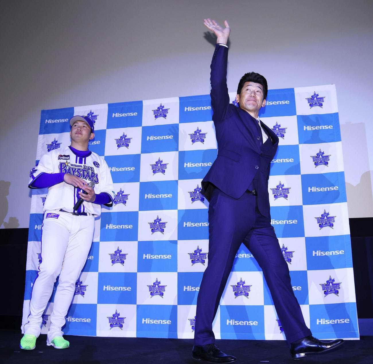 ファンに手を振りながら降壇するDeNA三浦監督（右）と山崎（撮影・河田真司）