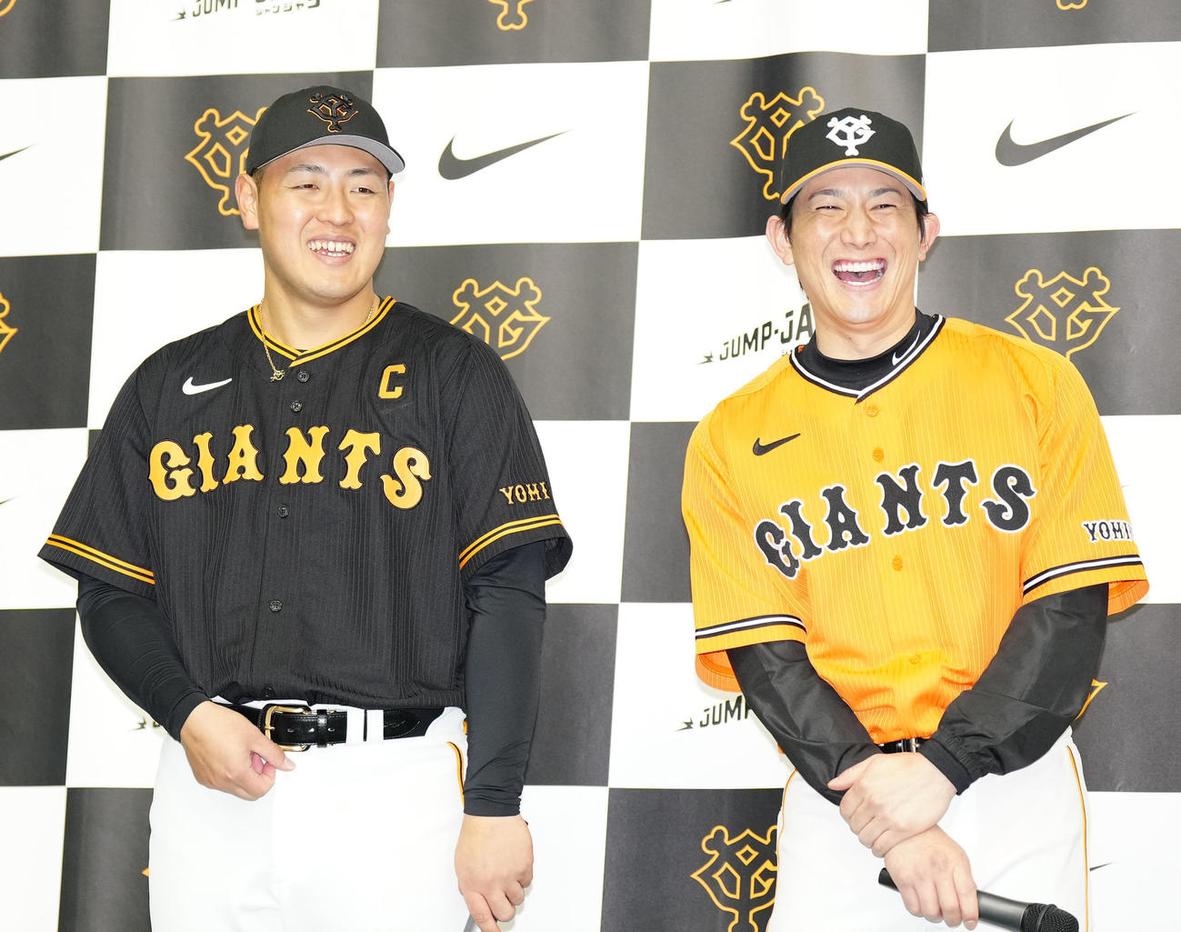 巨人とナイキのイベントで子どもたちと交流し、笑顔を見せる岡本和（左）と小林（撮影・江口和貴）