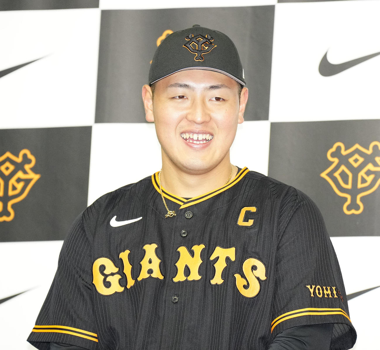 巨人とナイキのイベントで子どもたちと交流した岡本和（撮影・江口和貴）