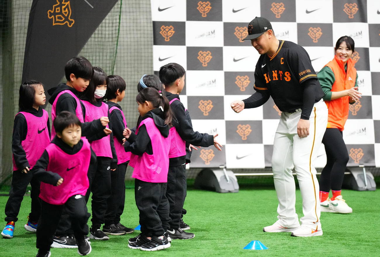 巨人とナイキのイベントでじゃんけんする岡本和（右から2人目）（撮影・江口和貴）