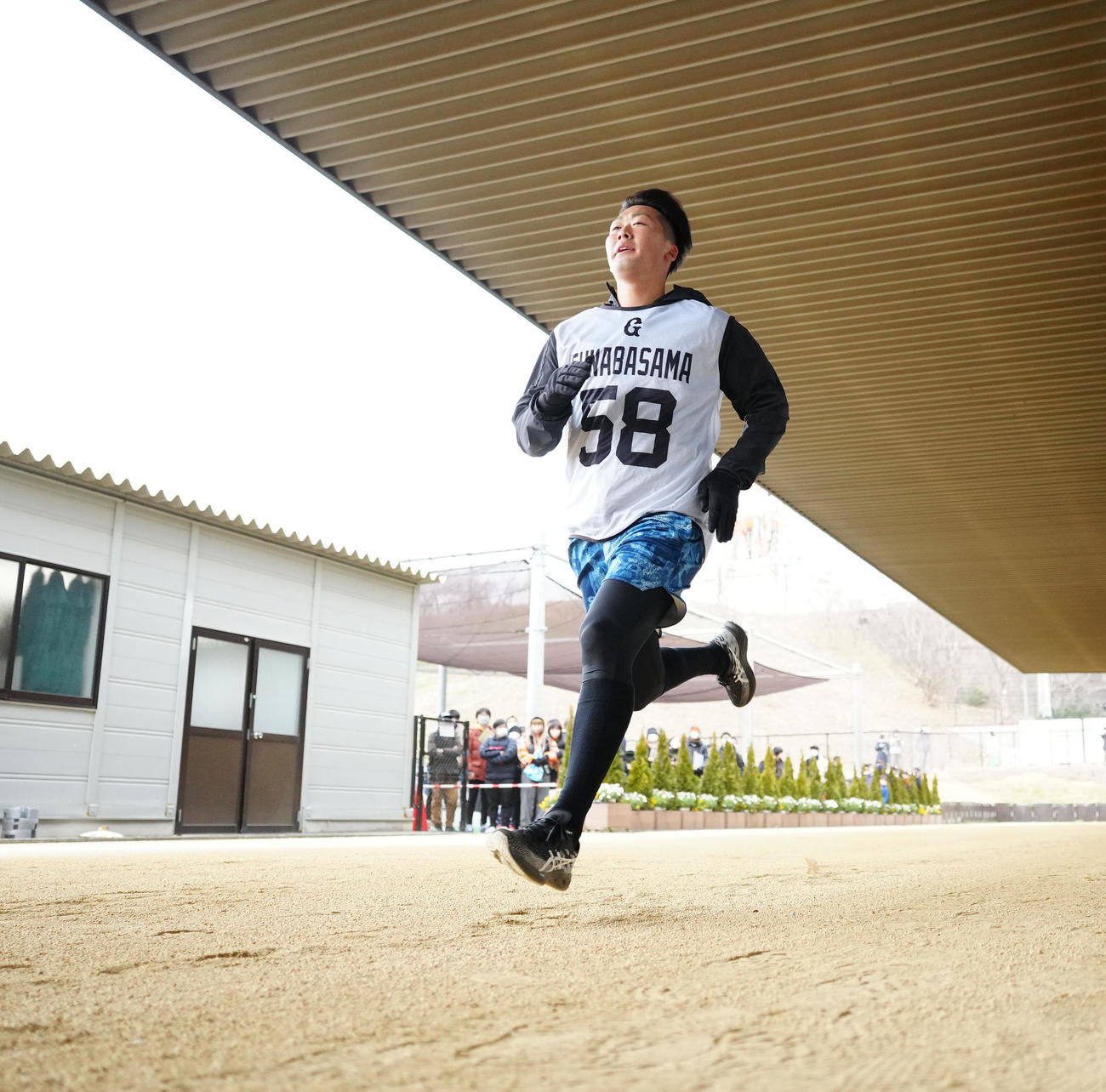 新人合同自主トレでダッシュする巨人ドラフト5位の船迫（撮影・江口和貴）