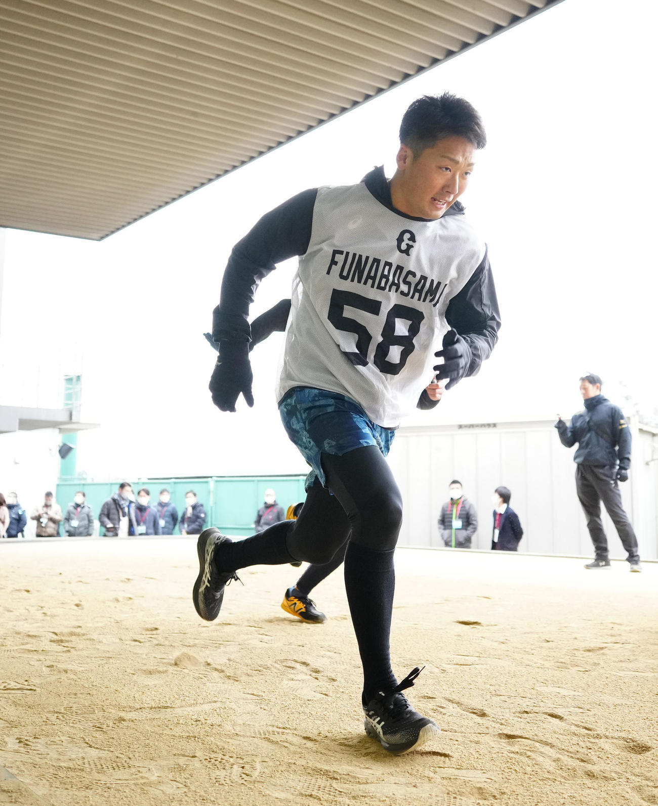 新人合同自主トレでダッシュする巨人ドラフト5位の船迫（撮影・江口和貴）