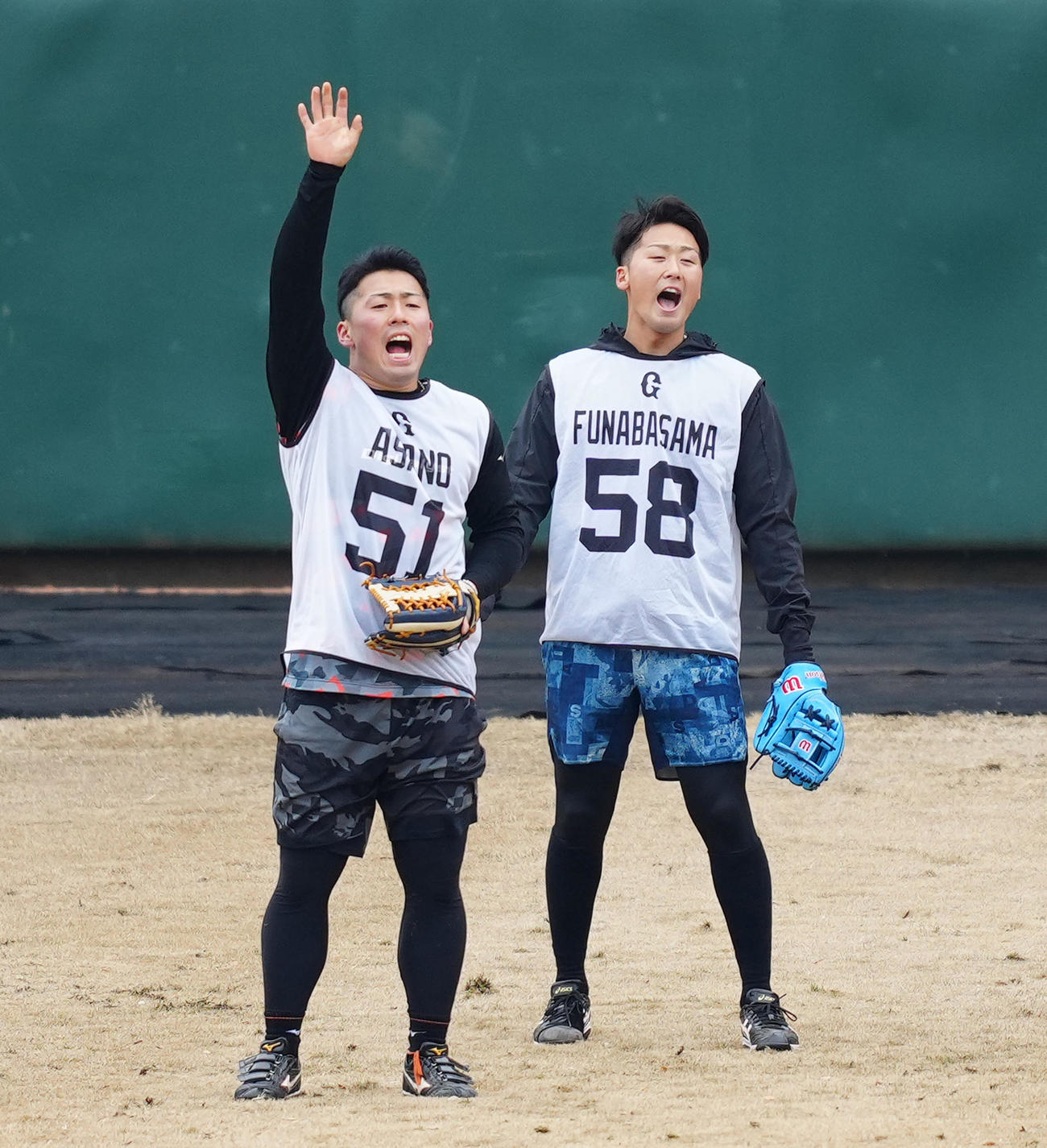 新人合同自主トレでの外野ノックで声を出す巨人ドラフト1位の浅野（左）と同5位の船迫（撮影・江口和貴）