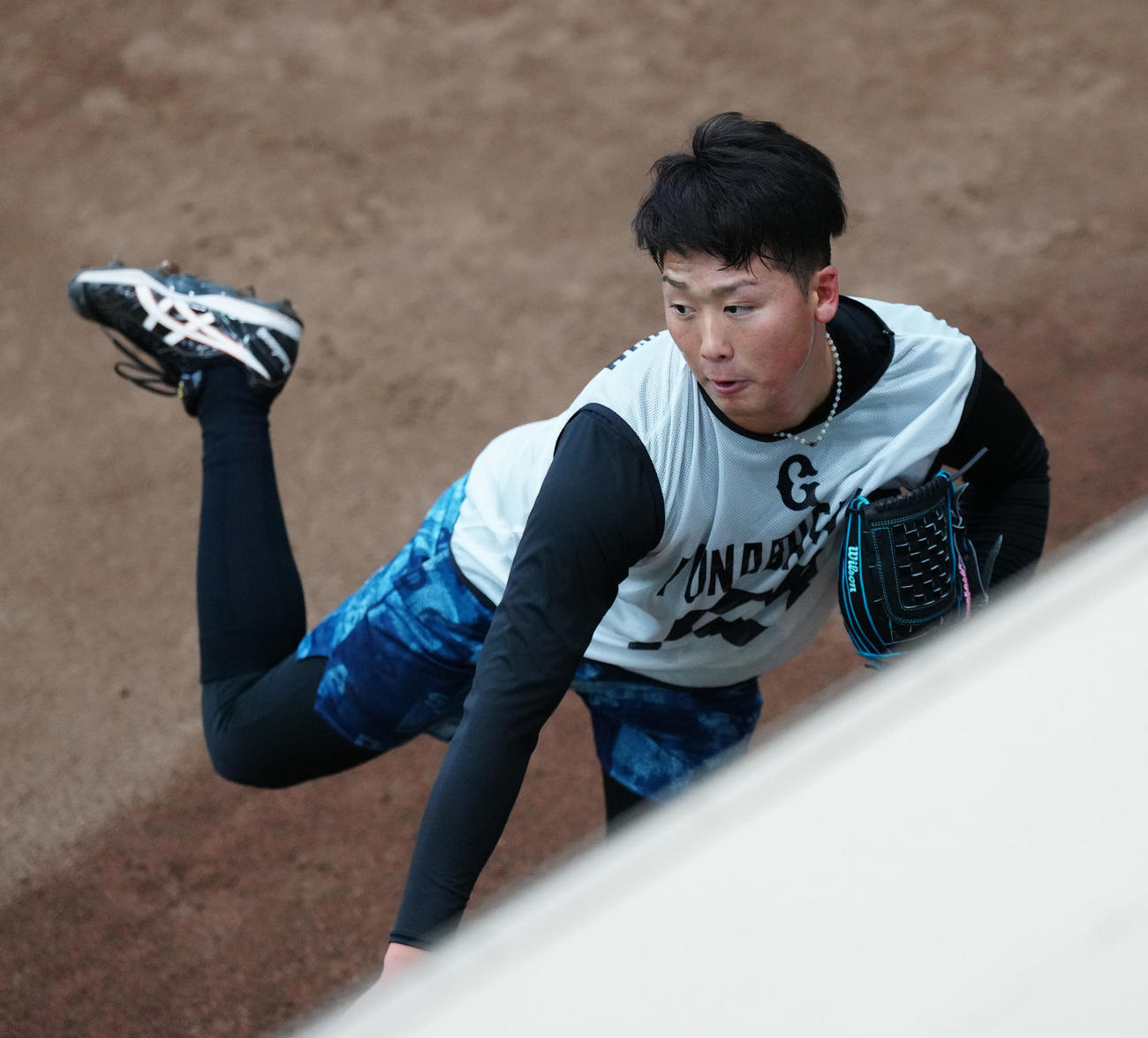 新人合同自主トレでブルペン投球する巨人ドラフト5位の船迫（撮影・江口和貴）