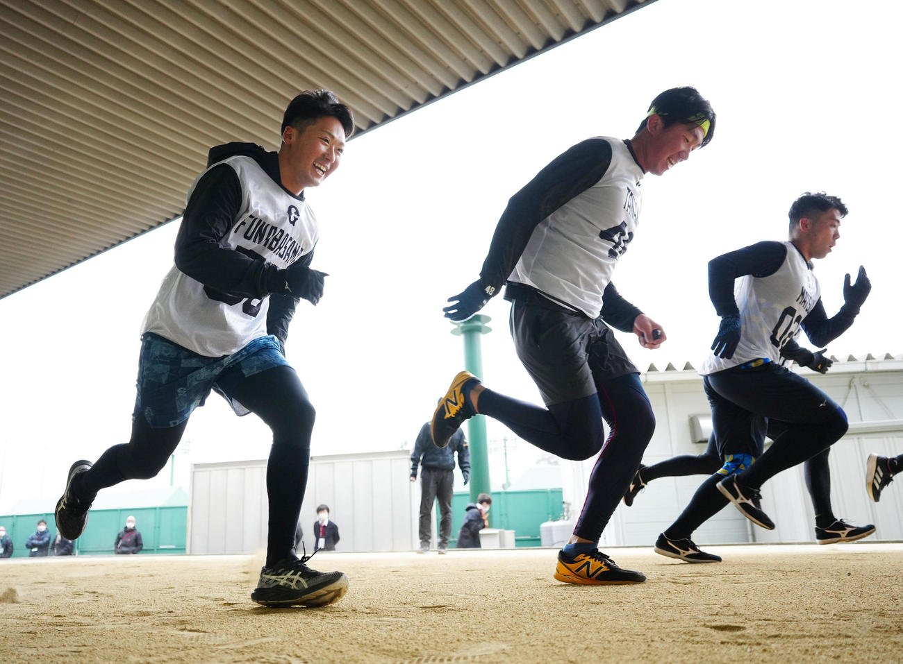 新人合同自主トレでダッシュする巨人ドラフト5位の船迫（左端）ら（撮影・江口和貴）