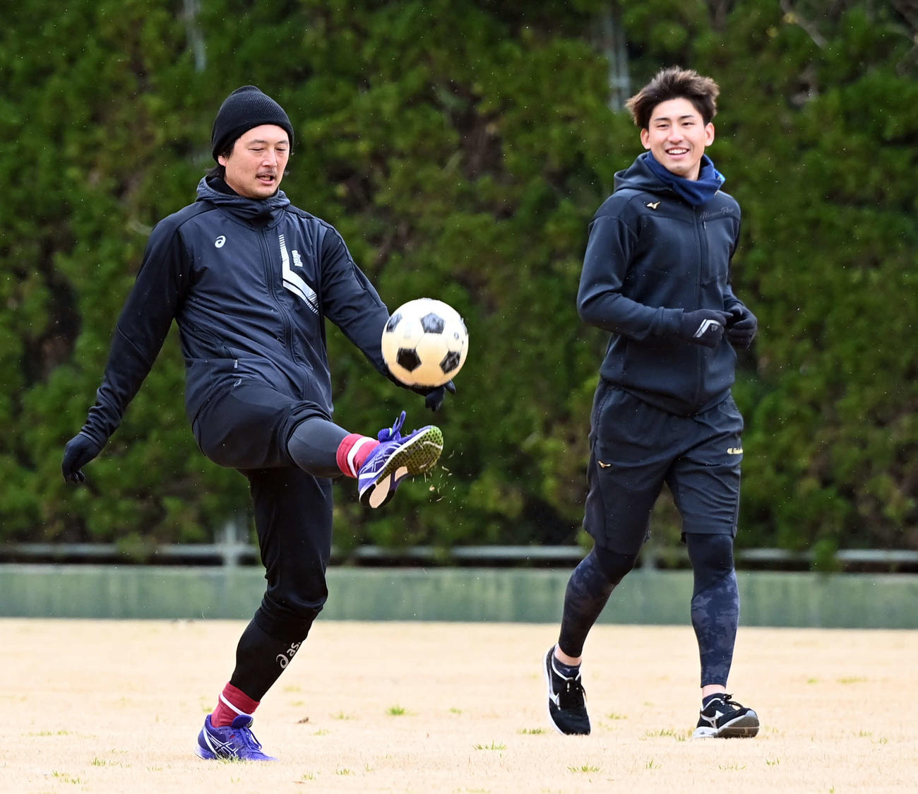 自主トレでサッカーをする中日涌井（左）（撮影・たえ見朱実）