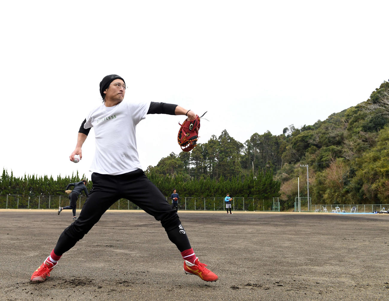 自主トレを公開した中日涌井（撮影・たえ見朱実）