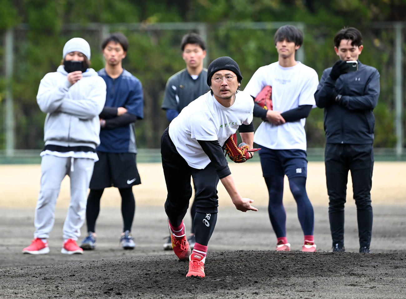 マウンドから投げ込む中日涌井（撮影・たえ見朱実）