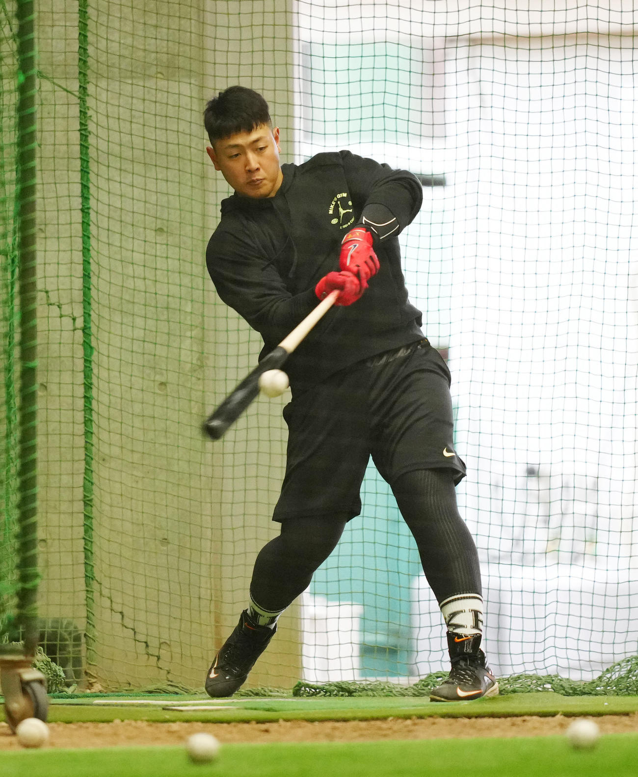自主トレで打撃練習する巨人岡本和（撮影・江口和貴）
