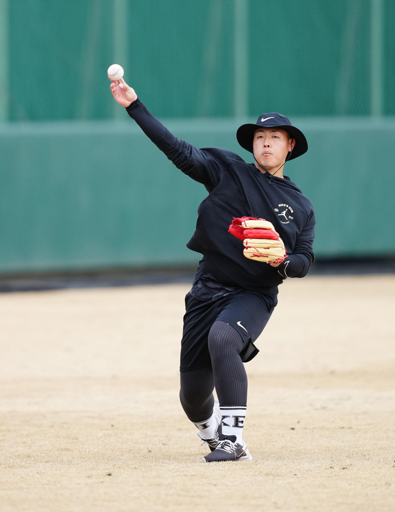 自主トレでハットをかぶり、キャッチボールする巨人岡本和（撮影・江口和貴）