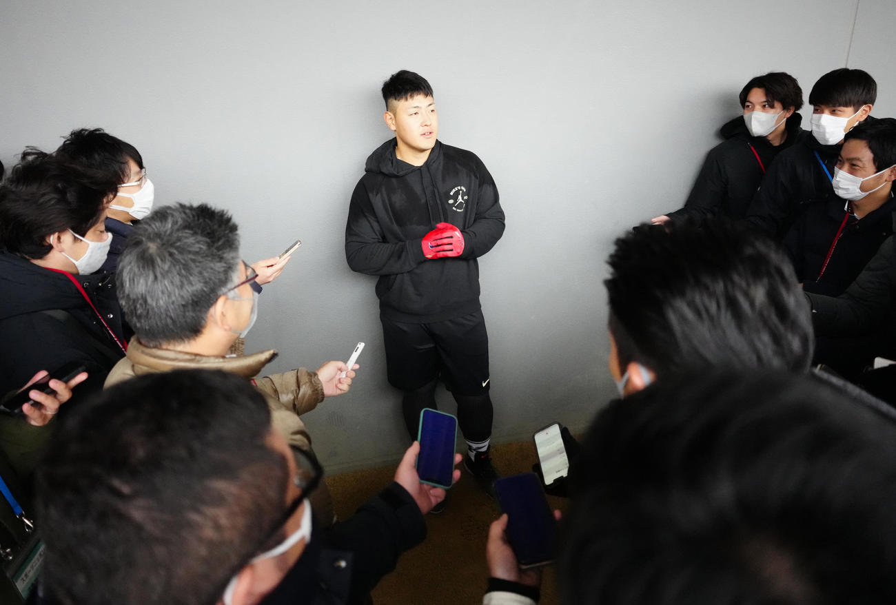 自主トレ公開後、取材に応じる巨人岡本和（中央）（撮影・江口和貴）