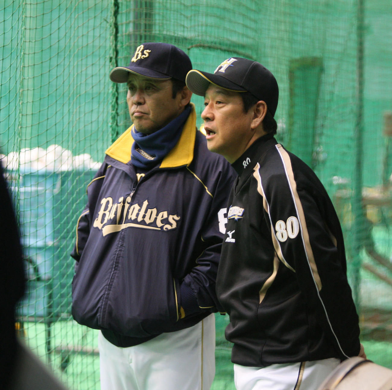 オリックス岡田彰布監督（左）と日本ハム栗山英樹監督（2012年3月9日撮影）