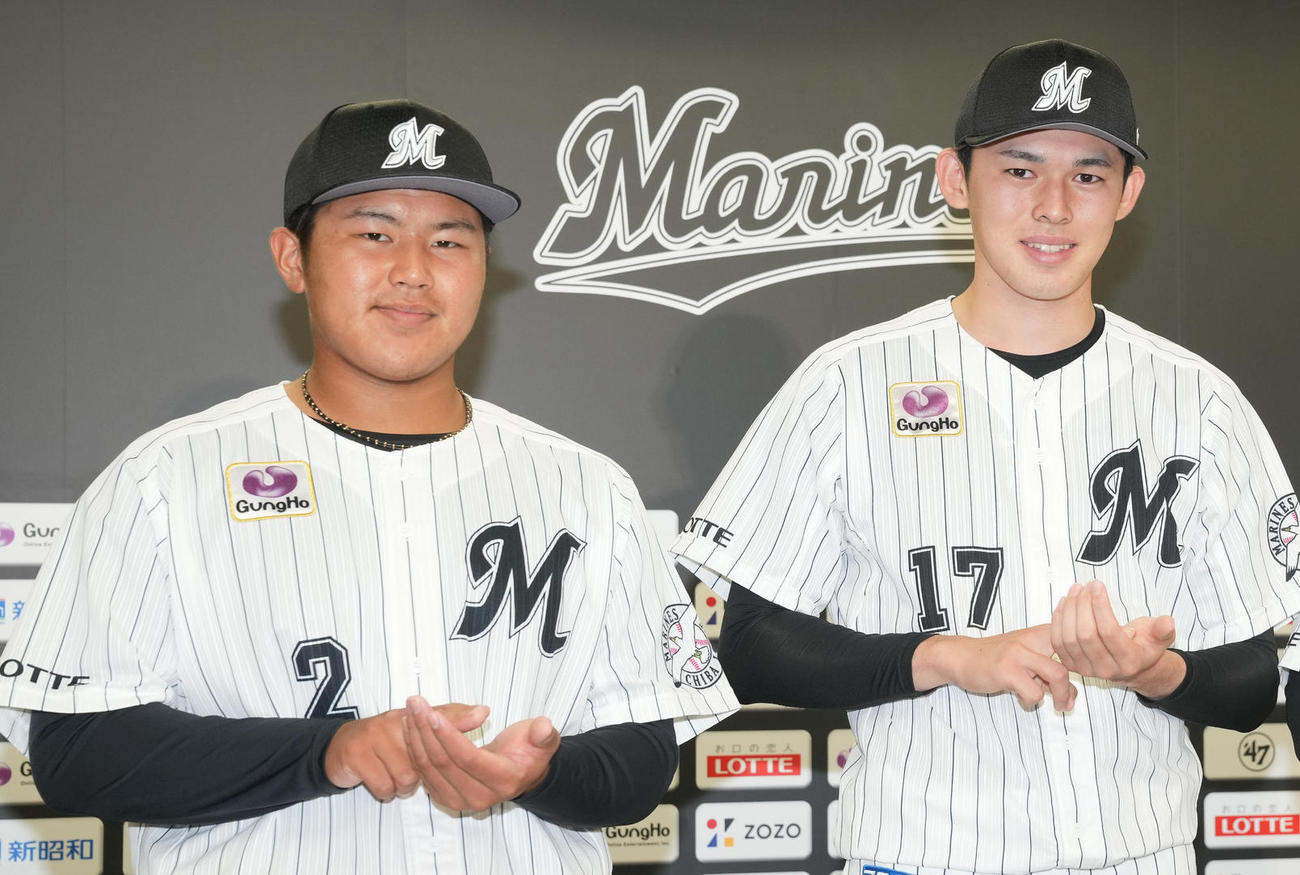 ロッテ松川虎生（左）と佐々木朗希（2022年7月撮影）