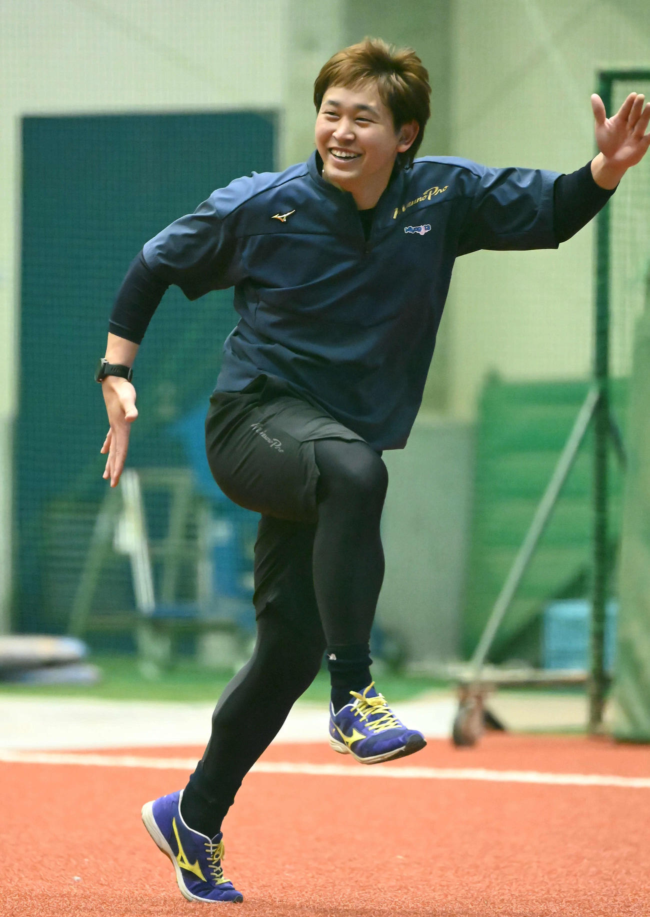 サッカーの合間にふざけるオリックス宮城（撮影・石井愛子）