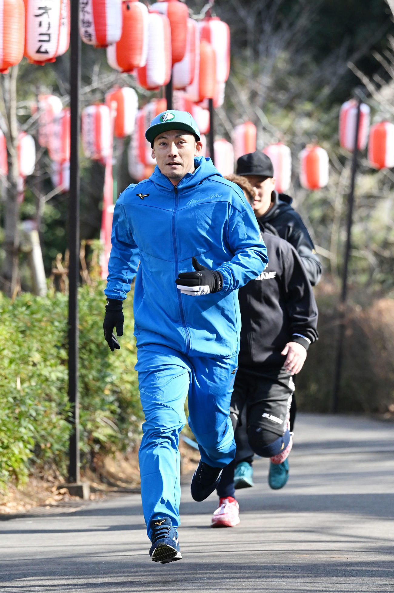 狭山山不動寺で自主トレのダッシュをする西武栗山（手前）（撮影・滝沢徹郎）
