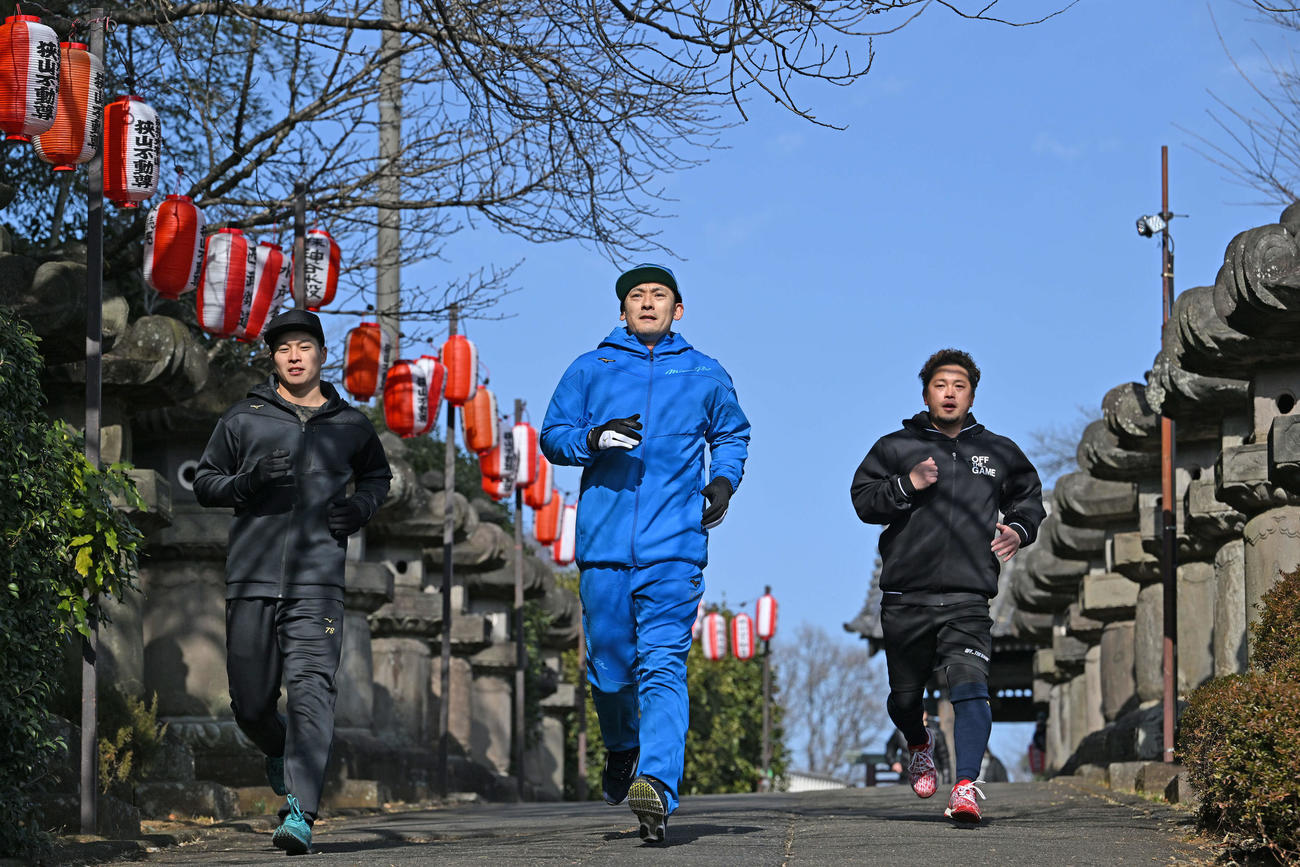 狭山山不動寺で自主トレのダッシュをする西武栗山（中央）。左は斉藤誠と岡田（撮影・滝沢徹郎）