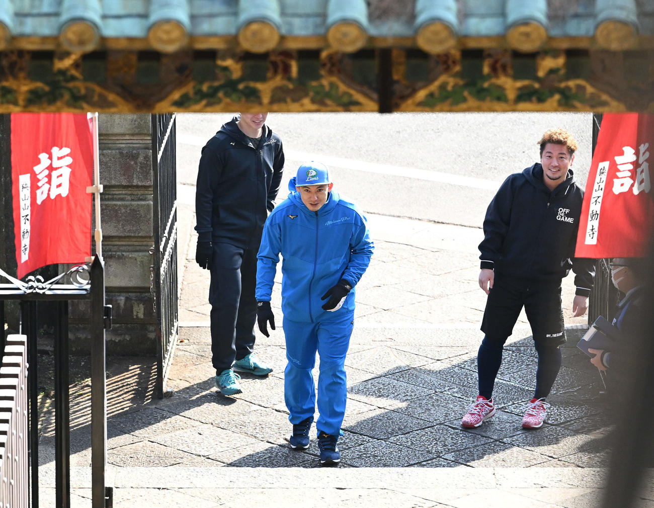狭山山不動寺での自主トレで階段の駆け上がりに臨む西武栗山（中央）（撮影・滝沢徹郎）