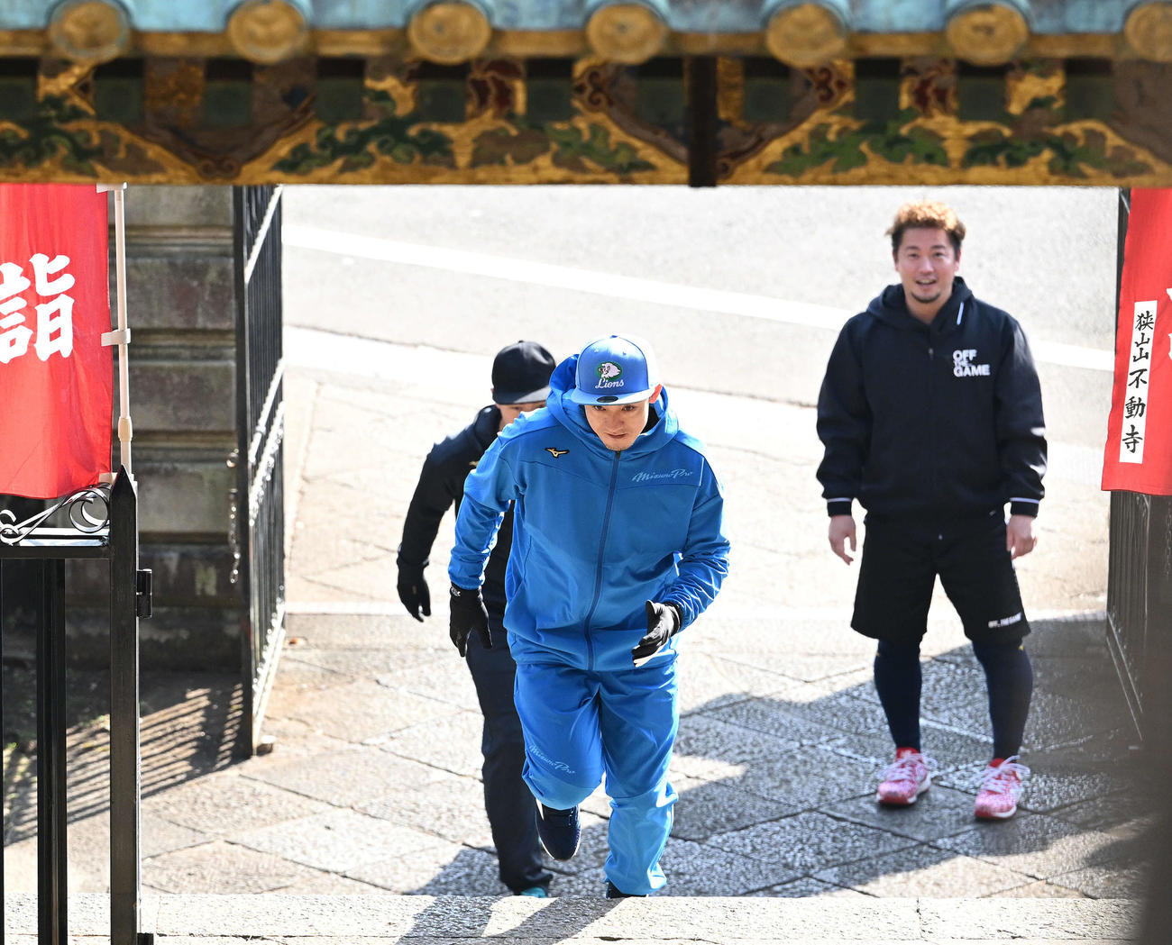 狭山山不動寺での自主トレで階段の駆け上がりに臨む西武栗山（手前）ら（撮影・滝沢徹郎）