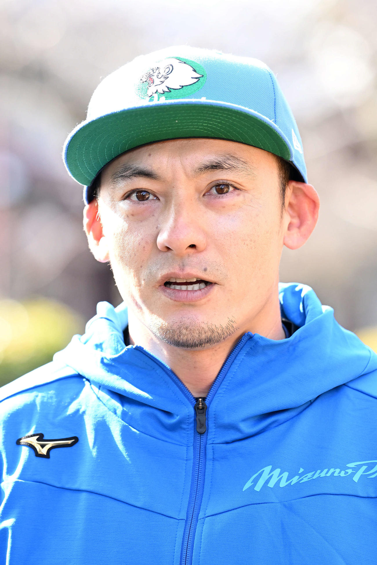 狭山山不動寺での自主トレを公開し取材に応じる西武栗山（撮影・滝沢徹郎）
