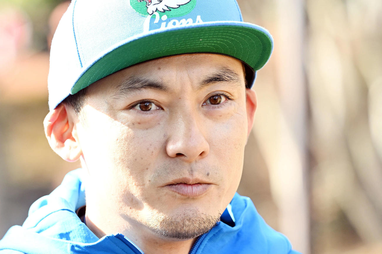 狭山山不動寺での自主トレを公開し取材に応じる西武栗山（撮影・滝沢徹郎）