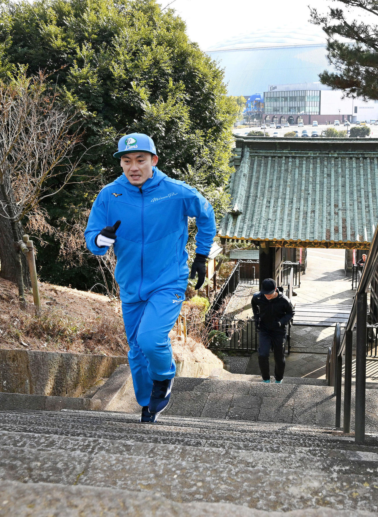 狭山山不動寺での自主トレで階段を駆け上がる西武栗山（手前）（撮影・滝沢徹郎）