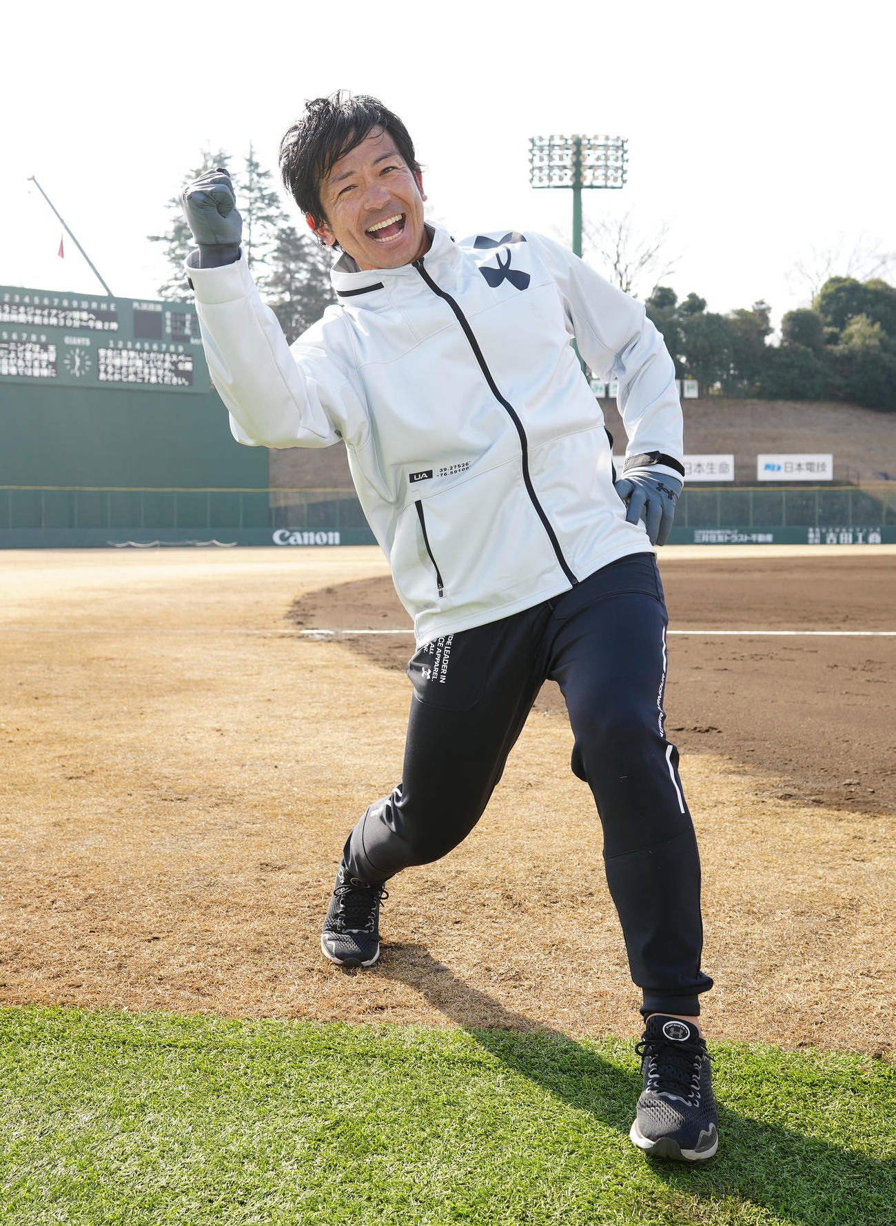 ジャイアンツ球場で自主トレを公開し、熱男ポーズを披露する巨人松田（撮影・江口和貴）