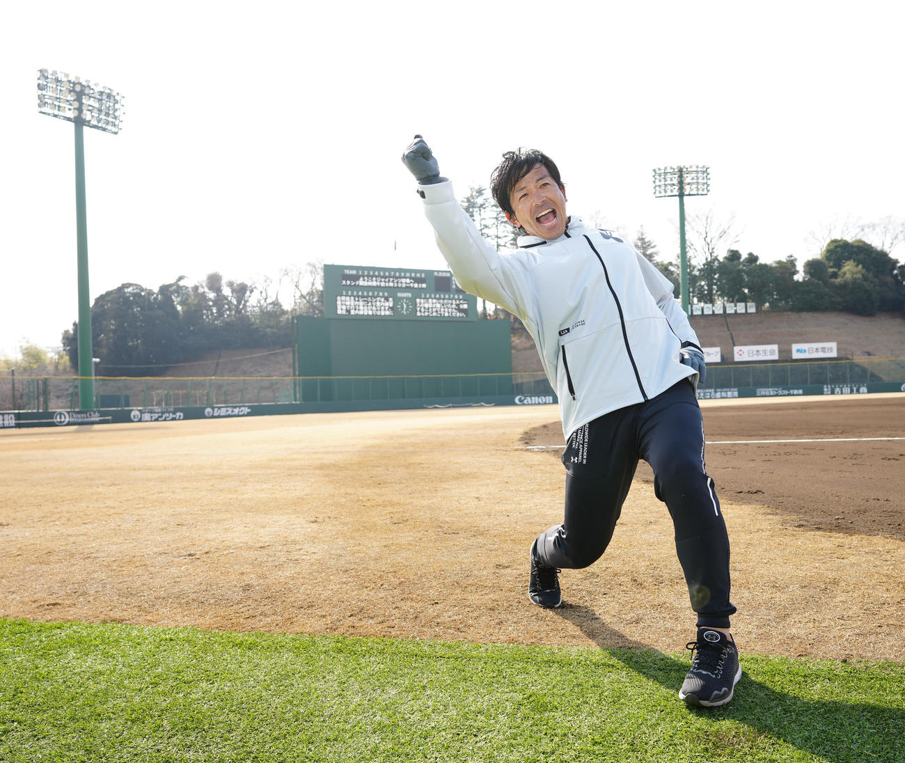 ジャイアンツ球場で自主トレを公開し、熱男ポーズを披露する巨人松田（撮影・江口和貴）