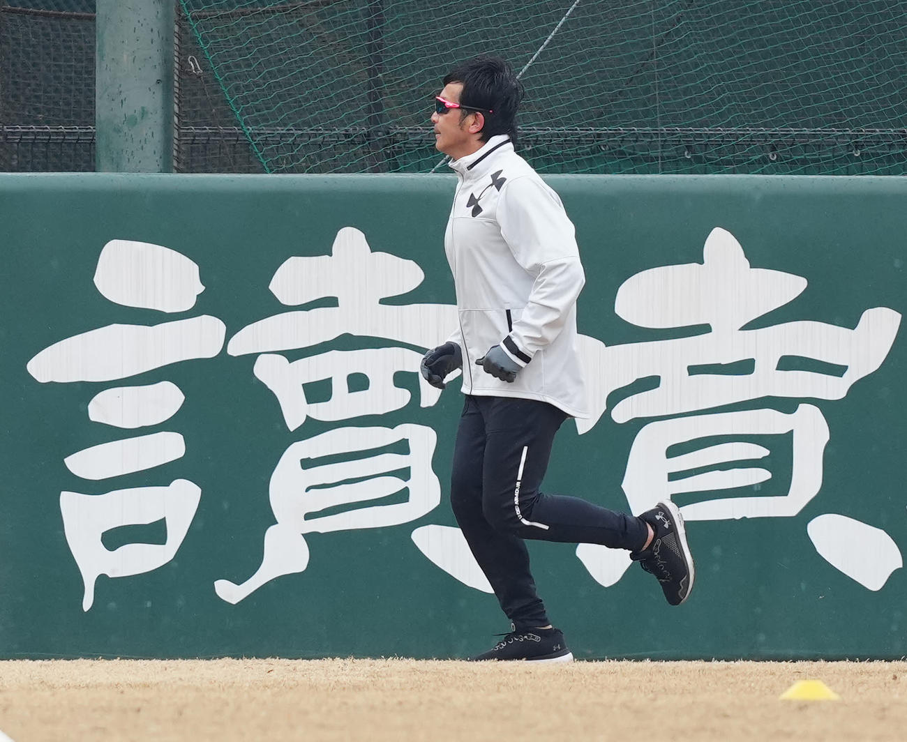 ジャイアンツ球場で自主トレを公開する巨人松田（撮影・江口和貴）