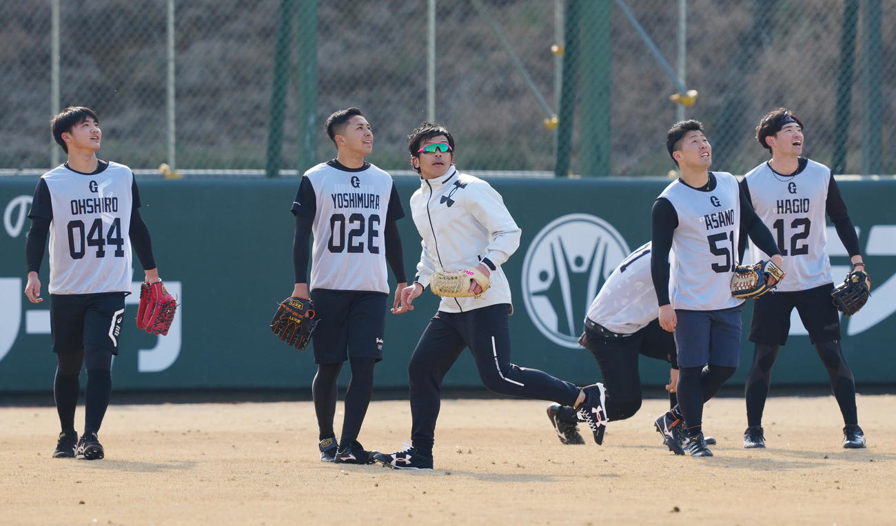 ジャイアンツ球場での自主トレで、巨人ドラフト1位の浅野（右から2人目）ら新人と外野ノックを受ける松田（中央）（撮影・江口和貴）