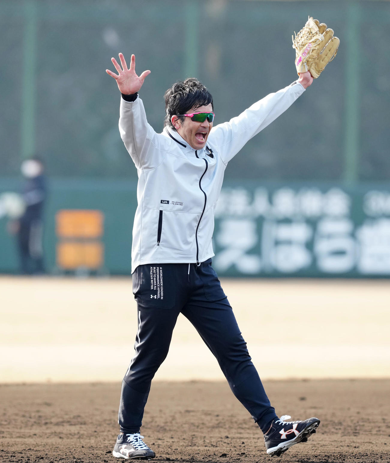 ジャイアンツ球場での自主トレで、内野ノックを受け、声を出す巨人松田（撮影・江口和貴）