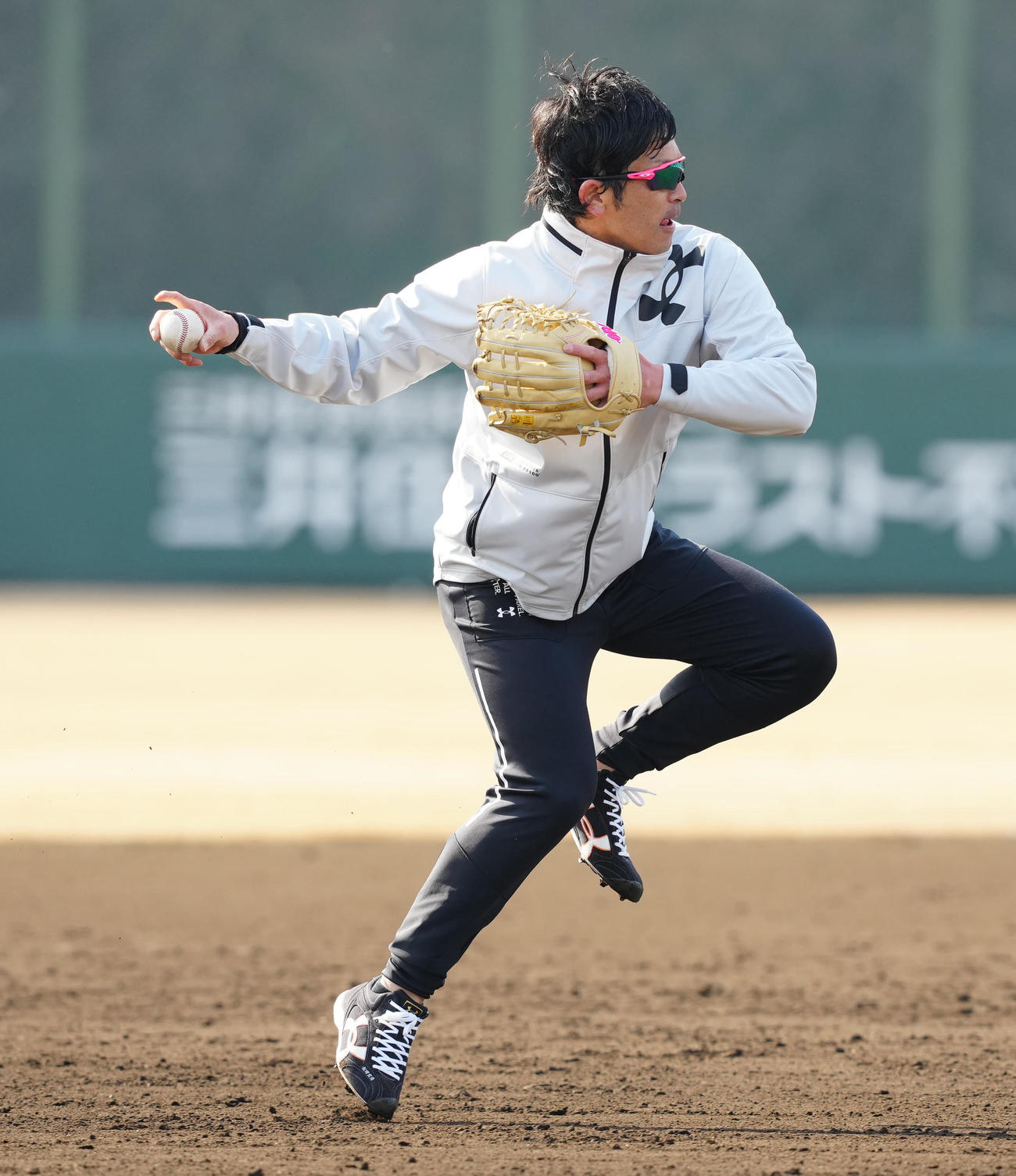 ジャイアンツ球場での自主トレで、内野ノックを受ける巨人松田（撮影・江口和貴）