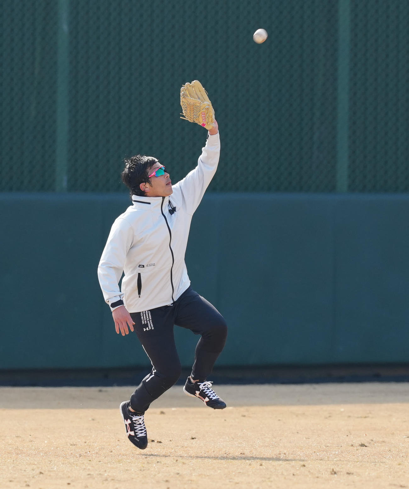 ジャイアンツ球場での自主トレで、外野ノックを受ける巨人松田（撮影・江口和貴）