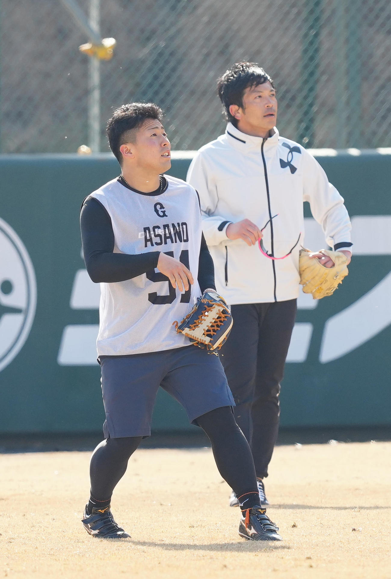 ジャイアンツ球場で自主トレを公開する巨人松田（右）とノックを受けるドラフト1位の浅野（撮影・江口和貴）