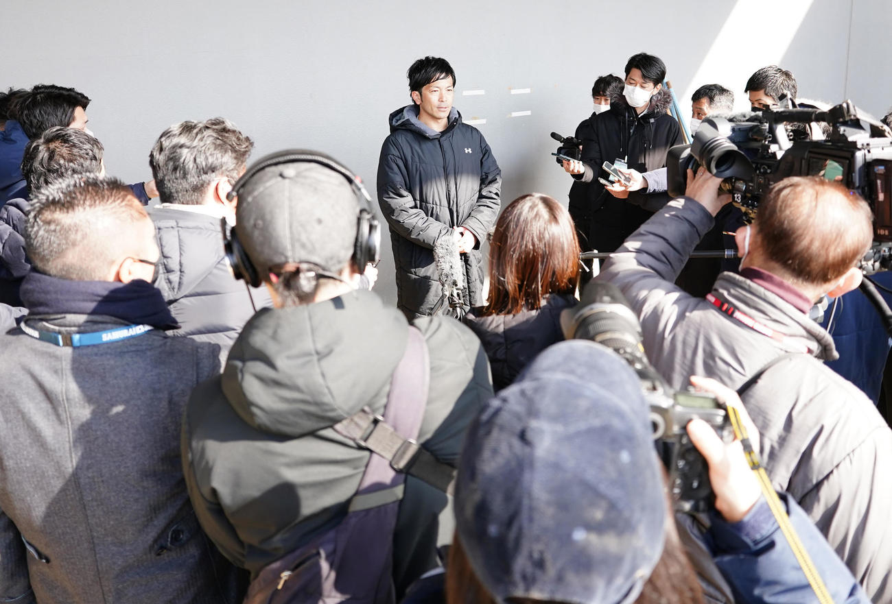 自主トレ公開後、取材に応じる巨人松田（中央）（撮影・江口和貴）
