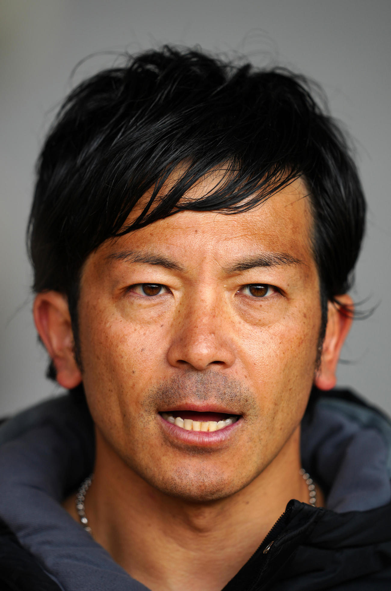 自主トレ公開後、取材に応じる巨人松田（撮影・江口和貴）