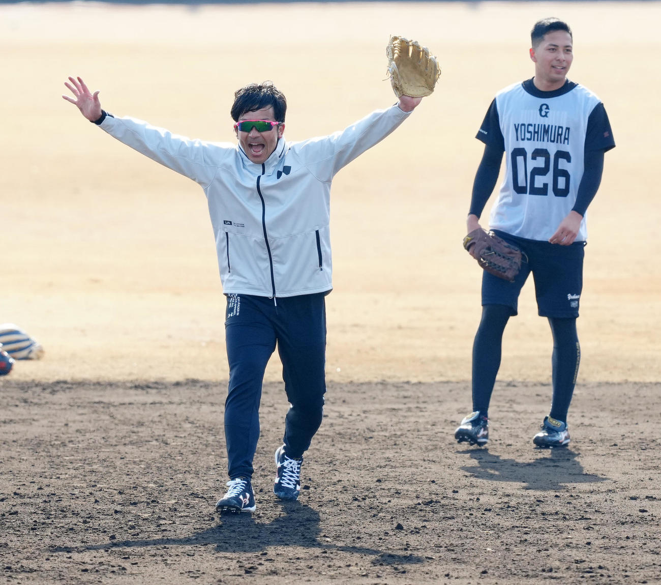 自主トレで巨人の新人選手たちと一緒に内野ノックを受け、声を出す松田（左）。右は育成3位の吉村（撮影・江口和貴）