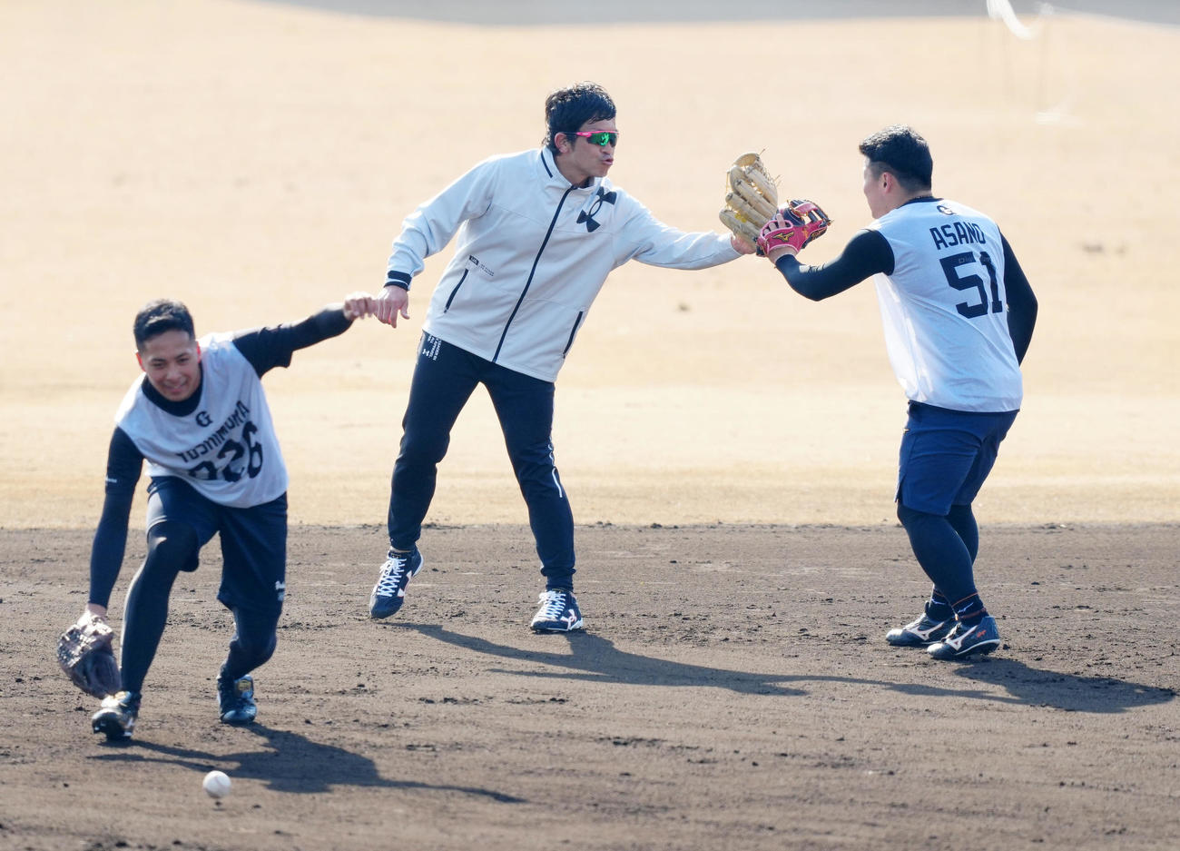自主トレ中、巨人ドラフト1位の浅野（右）とタッチを交わす松田（撮影・江口和貴）