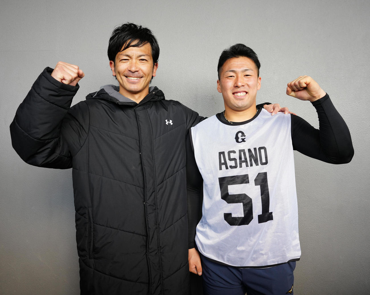 取材対応後、ガッツポーズで写真に納まる巨人松田（左）とドラフト1位の浅野（撮影・江口和貴）
