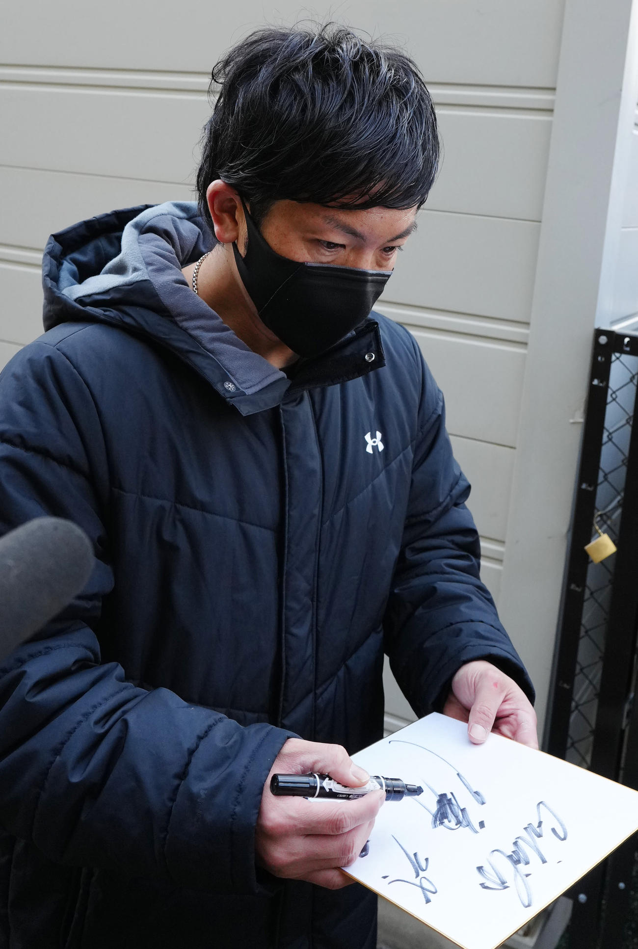 自主トレ公開後、ファンにサインする巨人松田（撮影・江口和貴）