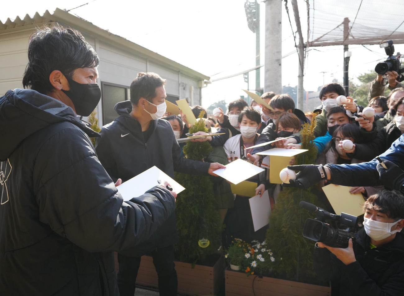 自主トレ公開後、ファンにサインする巨人松田（左端）（撮影・江口和貴）