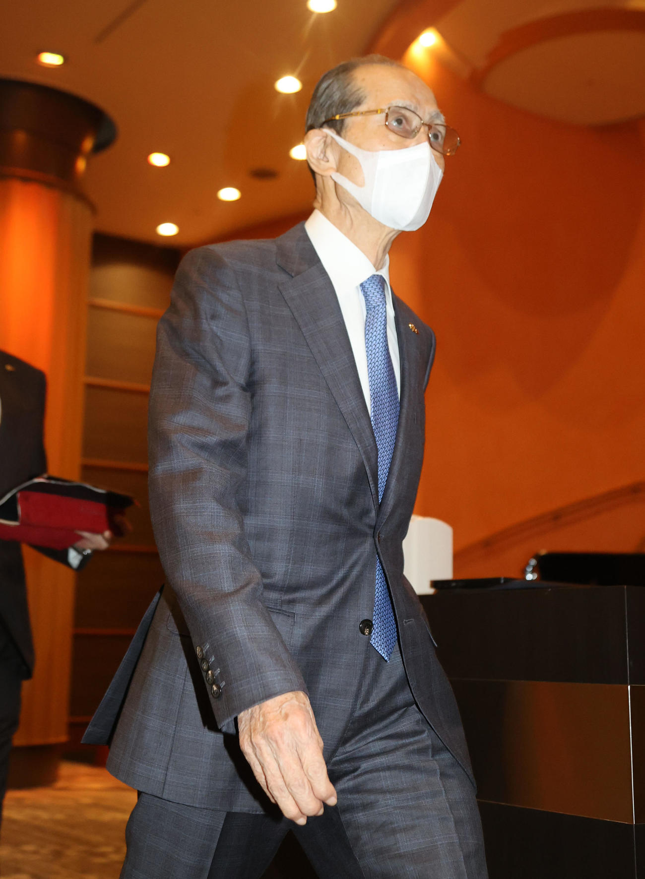 監督コーチ会議の会場に入る王貞治球団会長（撮影・梅根麻紀）