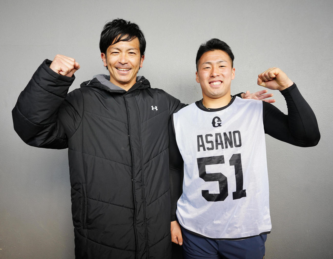 取材対応後、ガッツポーズで写真に納まる巨人松田（左）とドラフト1位の浅野（撮影・江口和貴）