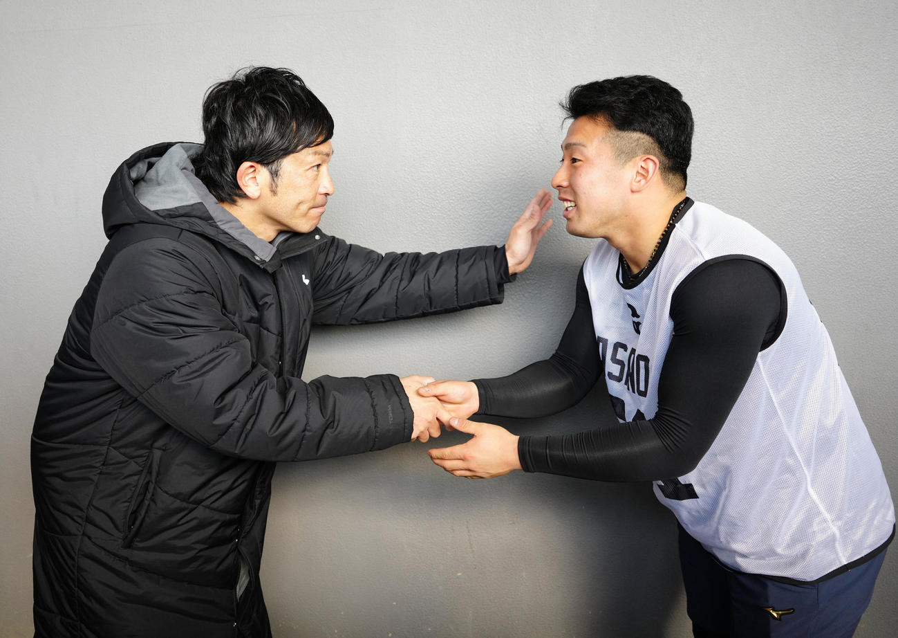 取材対応後、握手を交わす巨人松田（左）とドラフト1位の浅野（撮影・江口和貴）