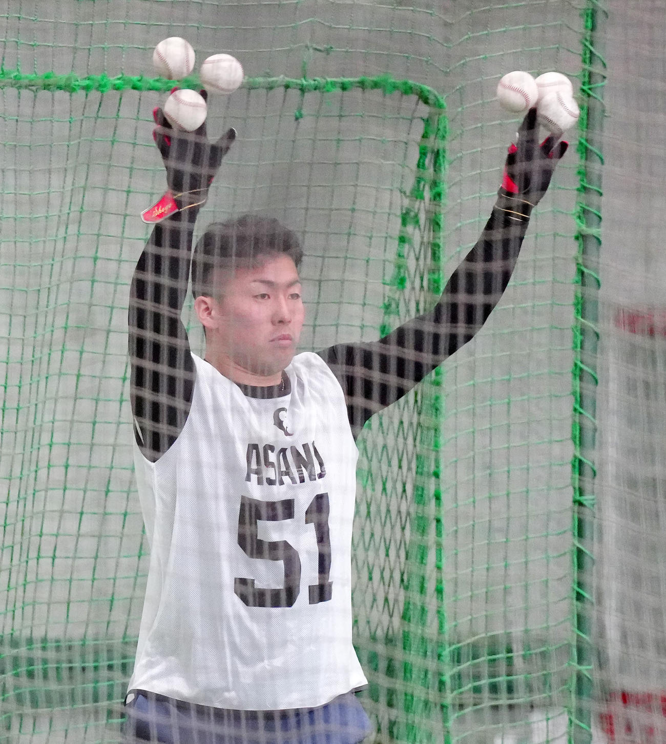 新人合同自主トレで打撃練習を行い、ボールを片付ける巨人ドラフト1位の浅野（撮影・江口和貴）