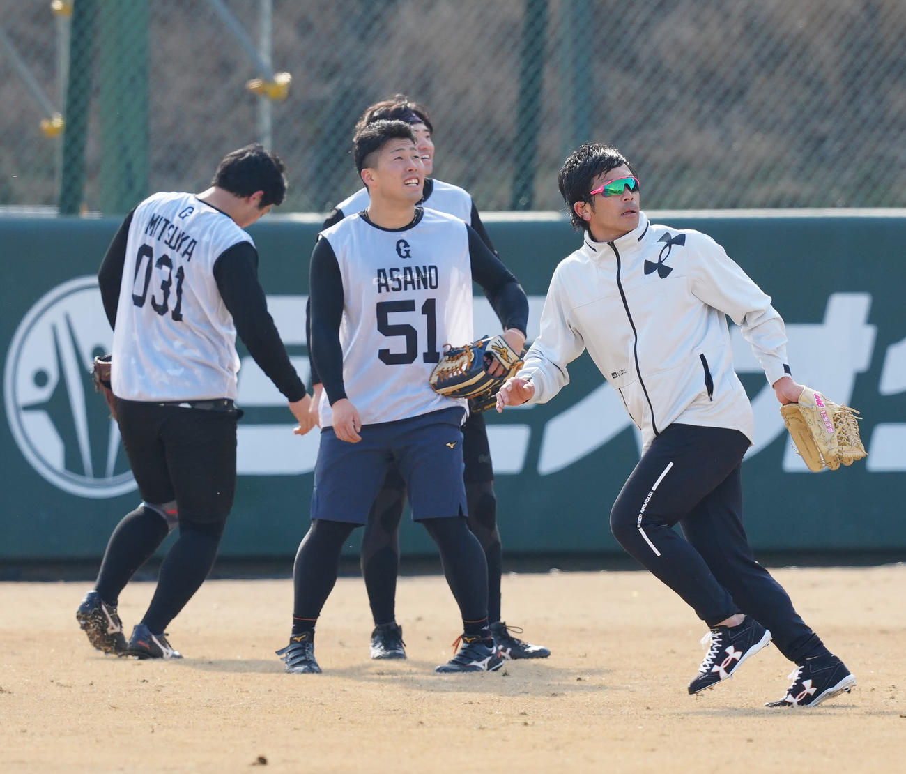 ジャイアンツ球場での自主トレで、巨人ドラフト1位の浅野（中央）ら新人と外野ノックを受ける松田（右）（撮影・江口和貴）